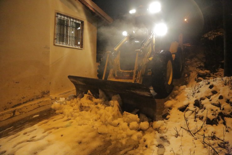 Antalya'da kardan kapanan yolları ulaşıma açma çalışmaları sürüyor