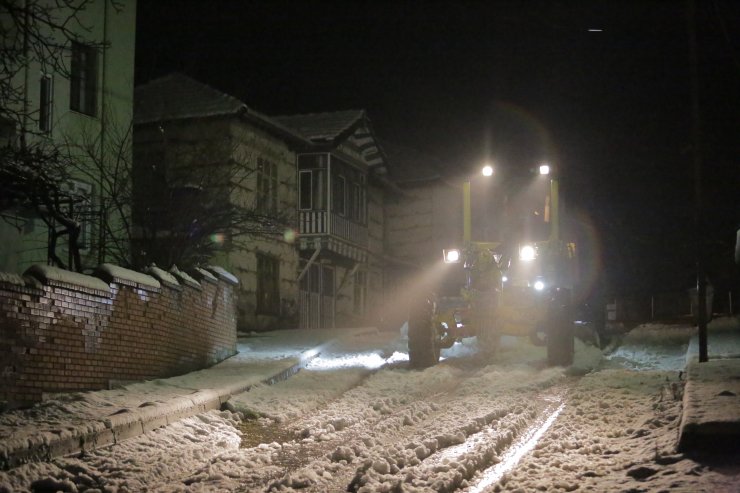 Antalya'da kardan kapanan yolları ulaşıma açma çalışmaları sürüyor