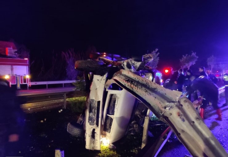 Antalya’da minibüs bariyerlere çarptı: 1 ölü, 3 yaralı