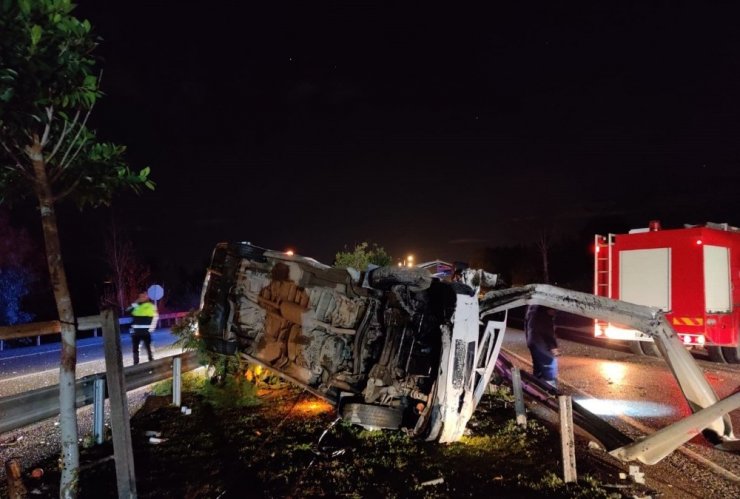 Antalya’da minibüs bariyerlere çarptı: 1 ölü, 3 yaralı