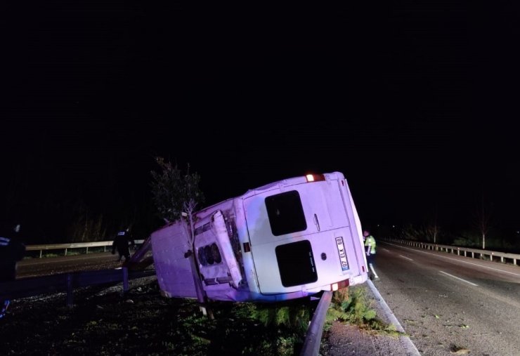 Antalya’da minibüs bariyerlere çarptı: 1 ölü, 3 yaralı