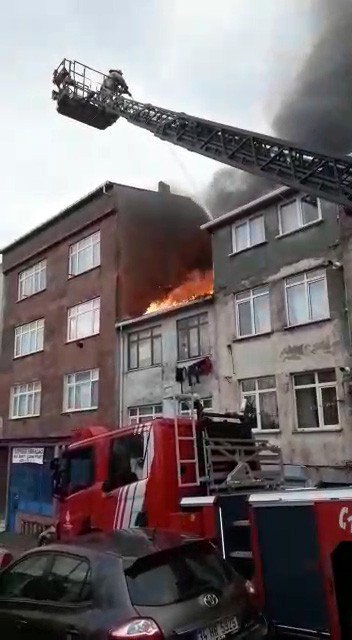 Bayrampaşa’da çatı yangını