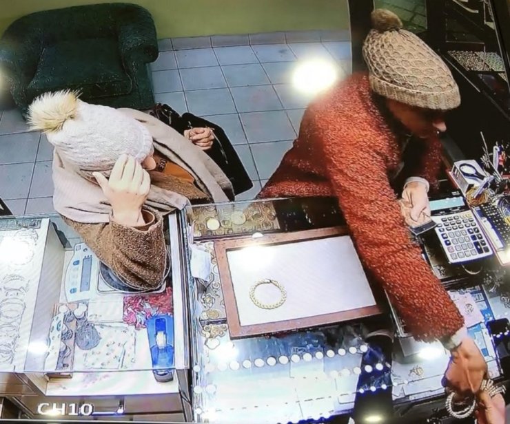 Kuyumcuda altınları çalmak isteyen kadınlar sert kayaya çarptı