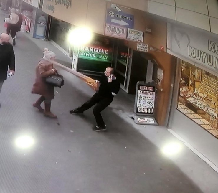 Kuyumcuda altınları çalmak isteyen kadınlar sert kayaya çarptı