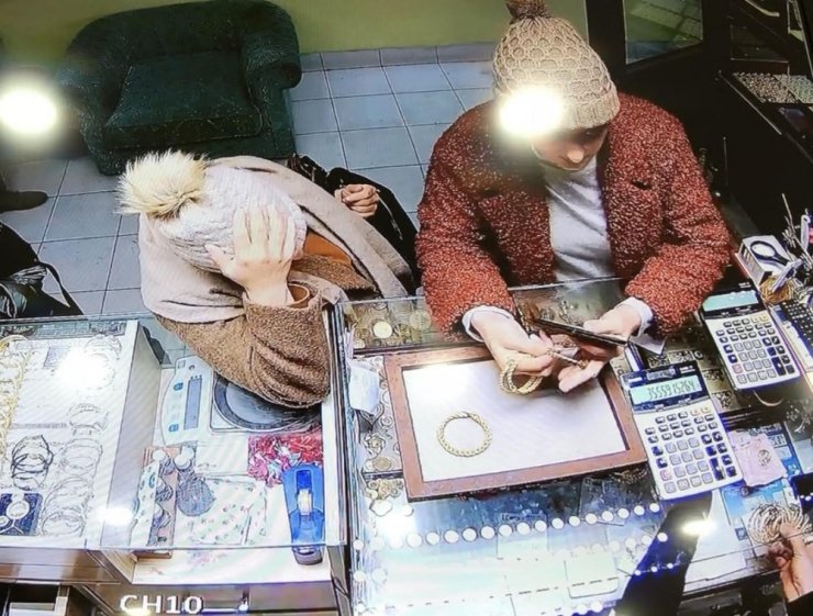 Kuyumcuda altınları çalmak isteyen kadınlar sert kayaya çarptı