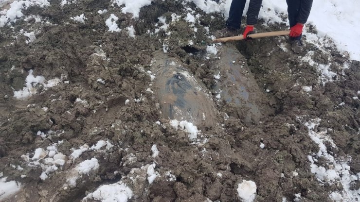 Jandarma operasyonlarından korkup toprağa gömdüğü 162 kilogram esrar ele geçirildi