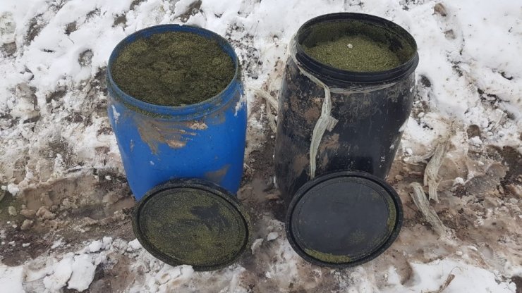 Jandarma operasyonlarından korkup toprağa gömdüğü 162 kilogram esrar ele geçirildi