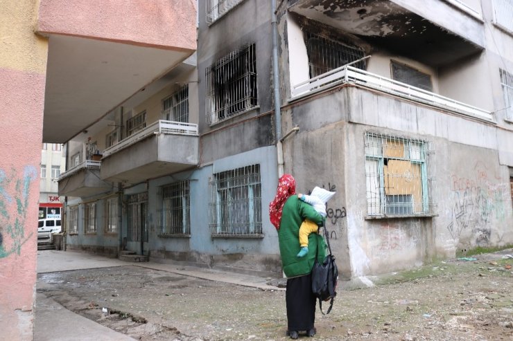 1 yaşındaki bebeğine su vermek için uyandı, alevlerden canlarını son anda kurtardı