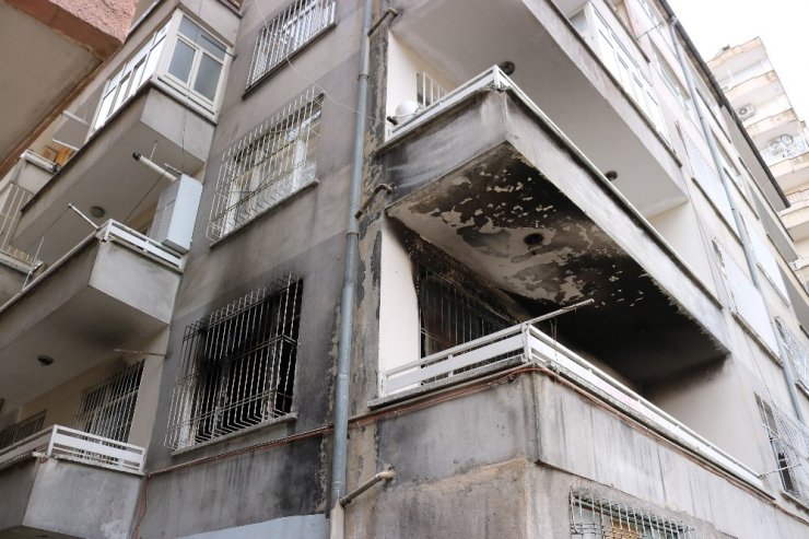 1 yaşındaki bebeğine su vermek için uyandı, alevlerden canlarını son anda kurtardı