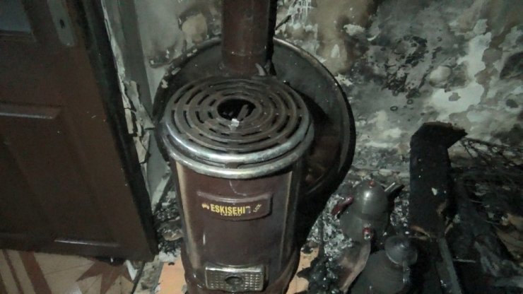 Sobadan çıkan yangından anne ve 3 çocuğunu komşular kurtardı