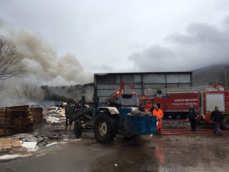 Düzce'de kereste fabrikasında yangın çıktı