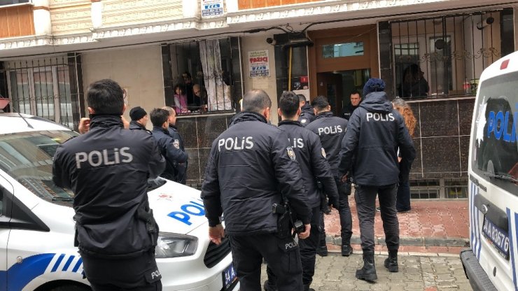 Esenyurt’ta evine haciz gelen adam ortalığı birbirine kattı