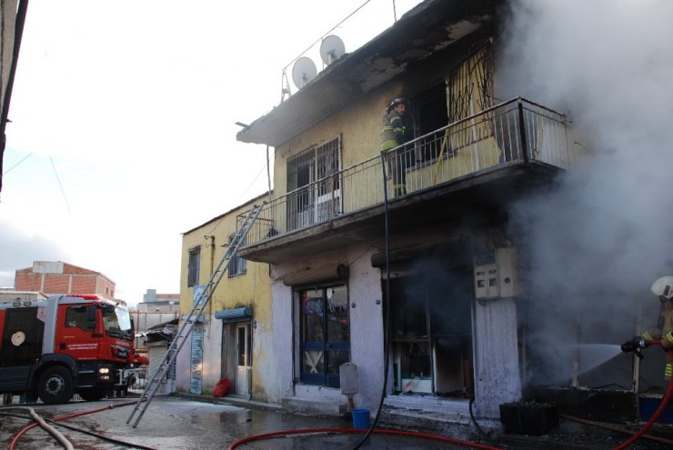 Tüpten çıkan yangın, binayı kullanılamaz hale getirdi