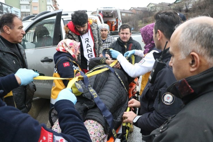 Kamyonet su kanalında asılı kaldı: 2 yaralı