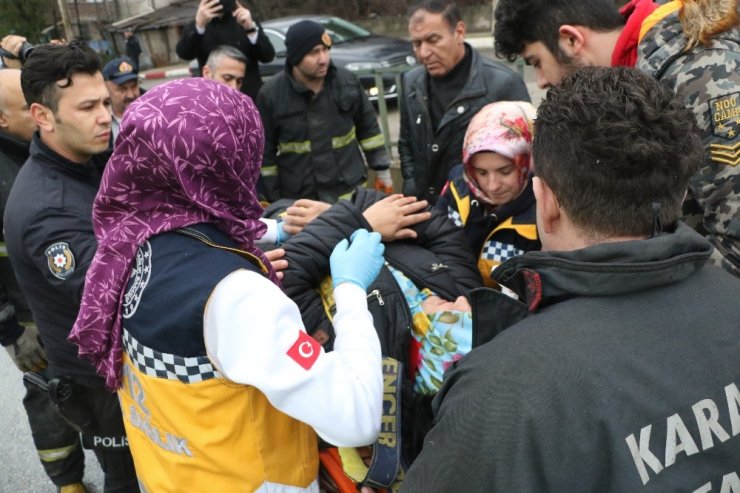 Kamyonet su kanalında asılı kaldı: 2 yaralı