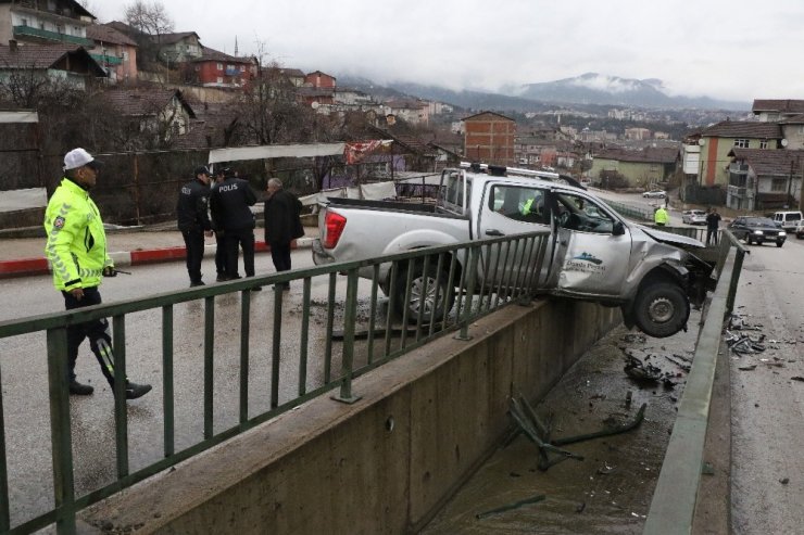 Kamyonet su kanalında asılı kaldı: 2 yaralı