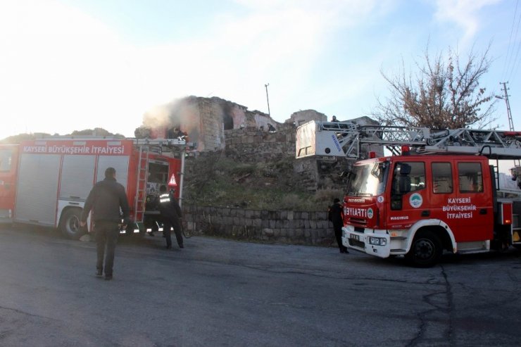 Müstakil evde çıkan yangını itfaiye söndürdü
