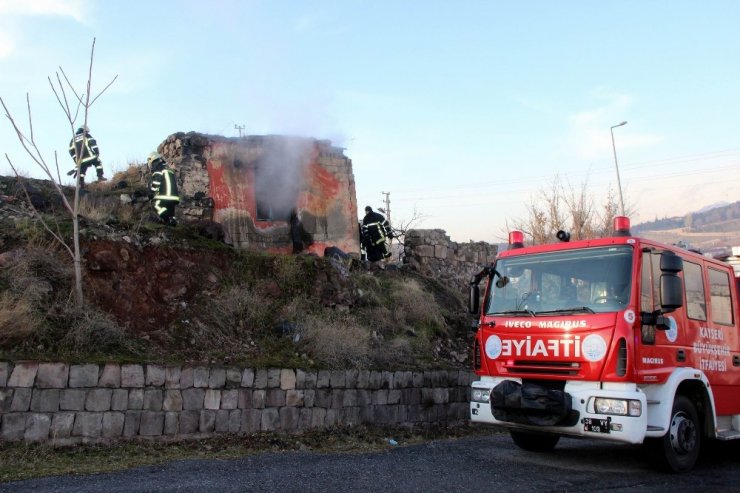 Müstakil evde çıkan yangını itfaiye söndürdü