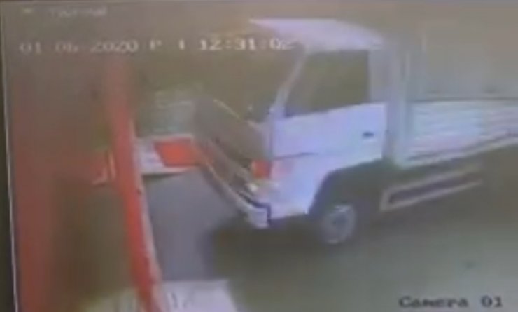 El freni çekilmeyen kamyon markete daldı