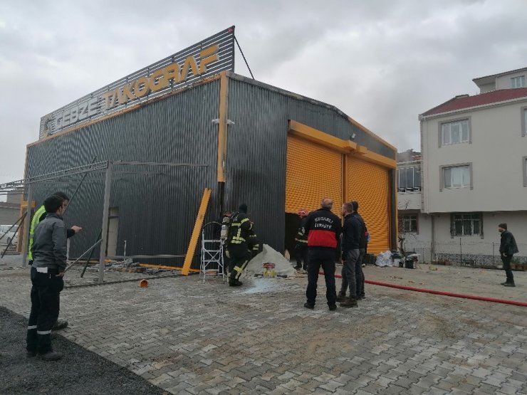 Kaynak kıvılcımından çıkan yangın iş yerini küle çeviriyordu