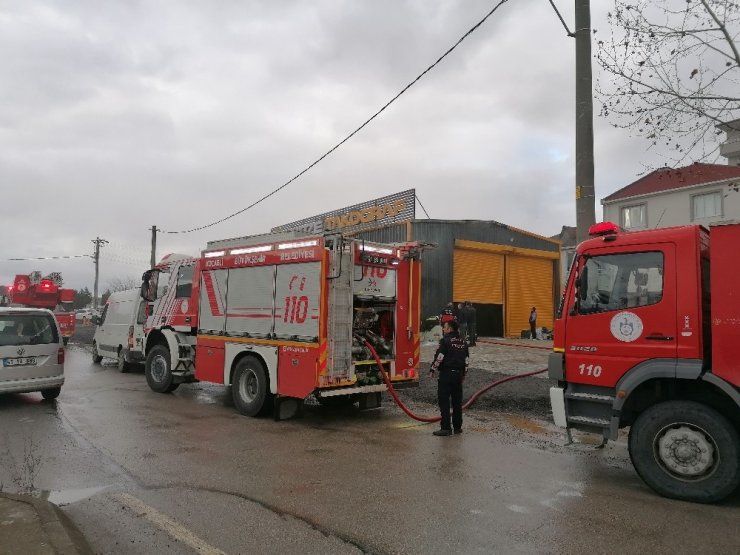 Kaynak kıvılcımından çıkan yangın iş yerini küle çeviriyordu