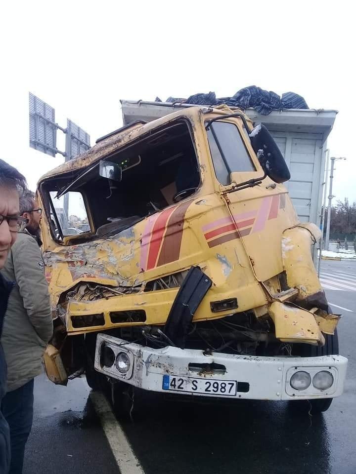 Konya’da kamyonla tır çarpıştı: 1 yaralı