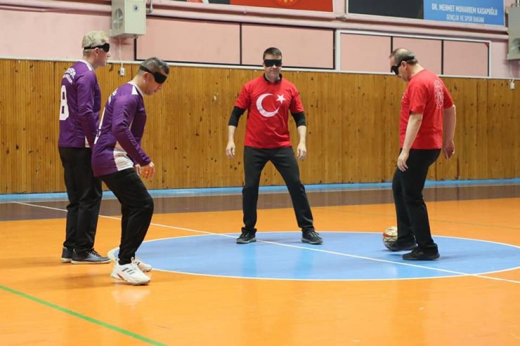 Ordu'da protokol mensupları gözleri kapalı futbol oynadı