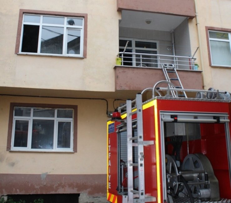 Yangında balkonda mahsur kalan kadını itfaiye kurtardı