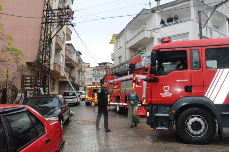 Yangında balkonda mahsur kalan kadını itfaiye kurtardı