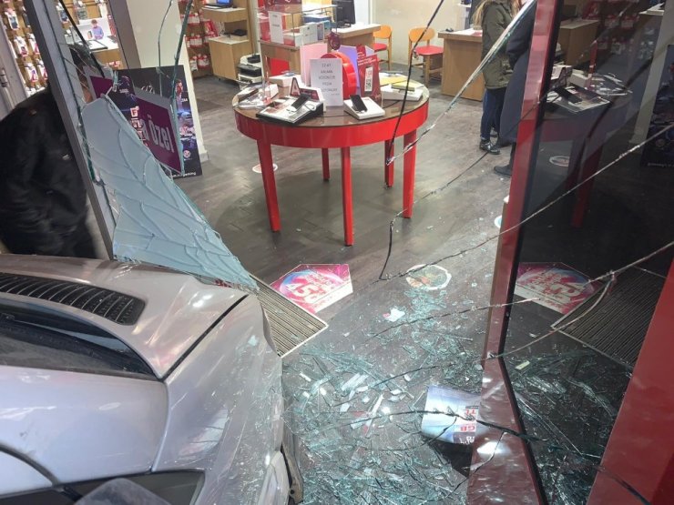 El freni çekilmeyen minibüs iş yerine daldı