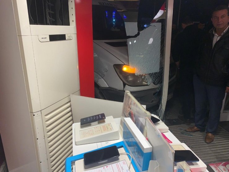 El freni çekilmeyen minibüs iş yerine daldı
