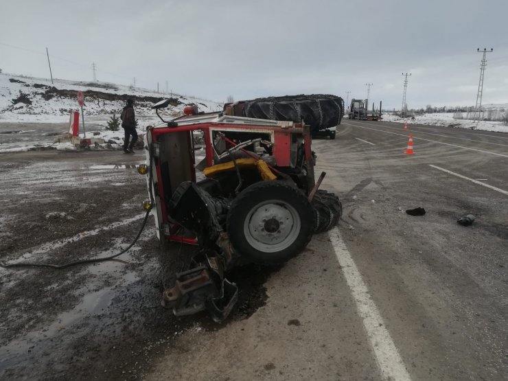 Sivas'ta otomobil traktörle çarpıştı: 2 yaralı