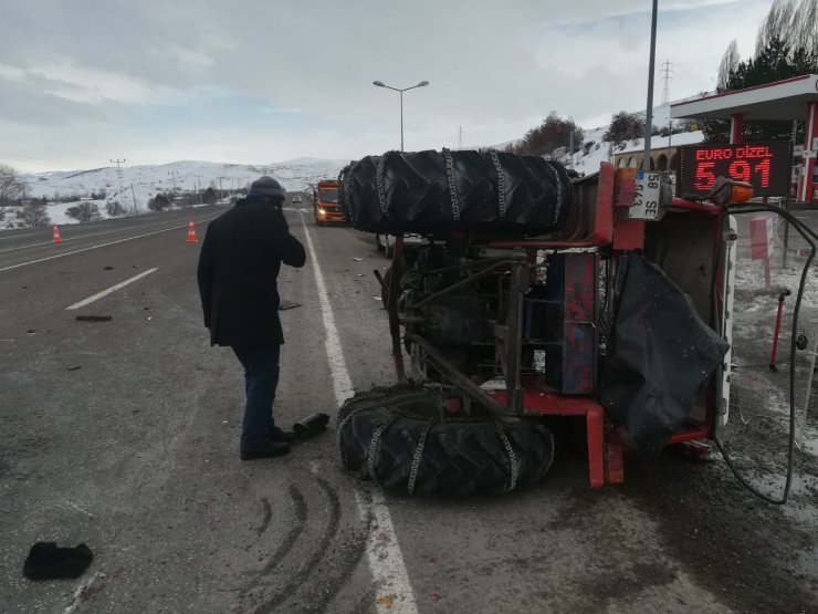Sivas'ta otomobil traktörle çarpıştı: 2 yaralı