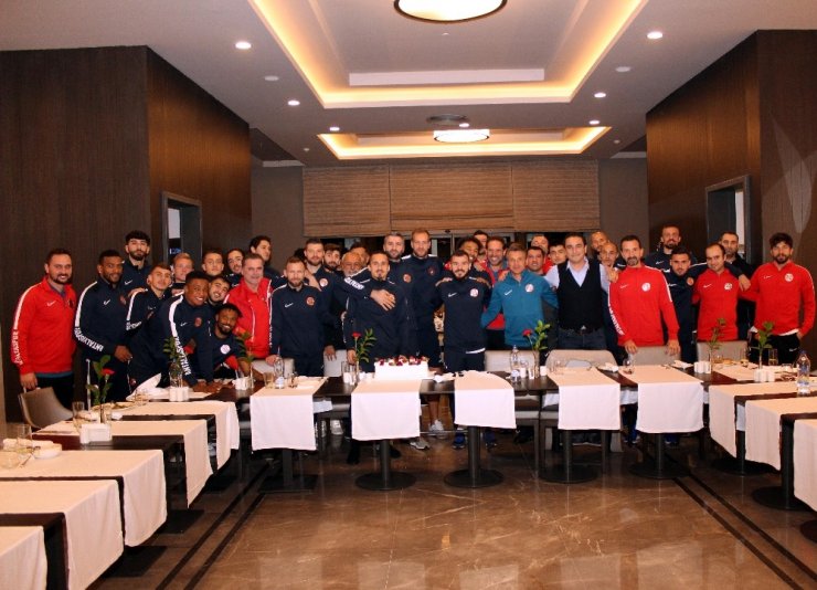 Antalyaspor’da kaleci Ferhat’a sürpriz doğum günü