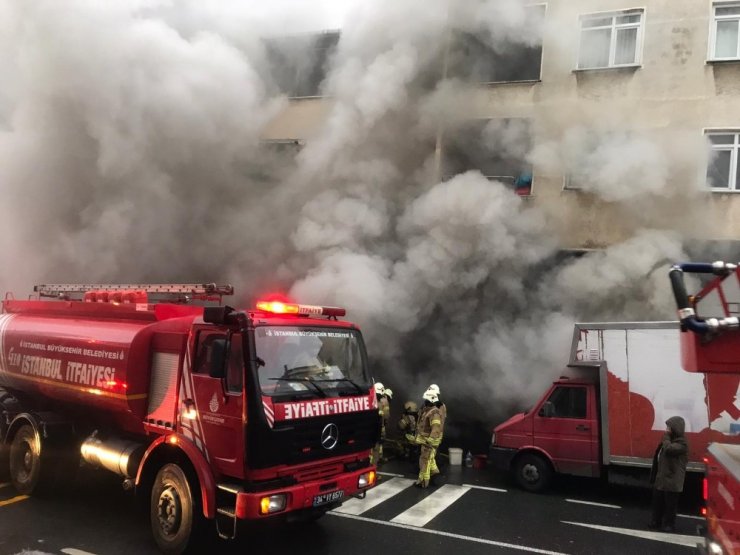 Ümraniye’de yatak imalathanesinde korkutan yangın