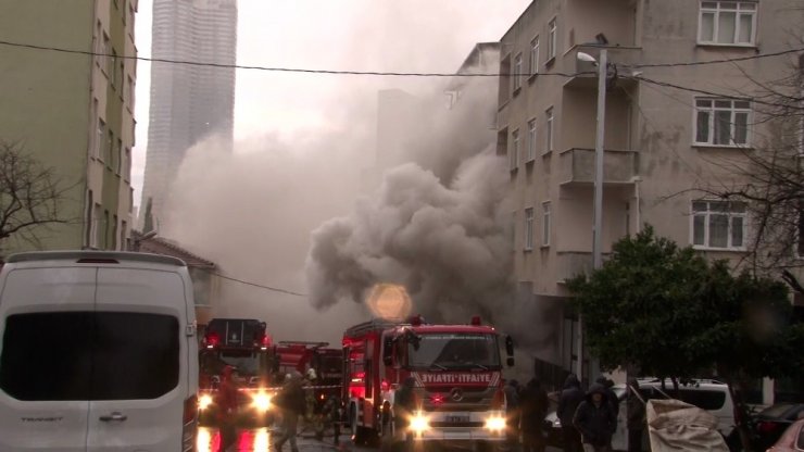 Ümraniye’de bir yatak imalathanesinde yangın çıktı. Olay yerine çok sayıda itfaiye ekibi sevk edildi.