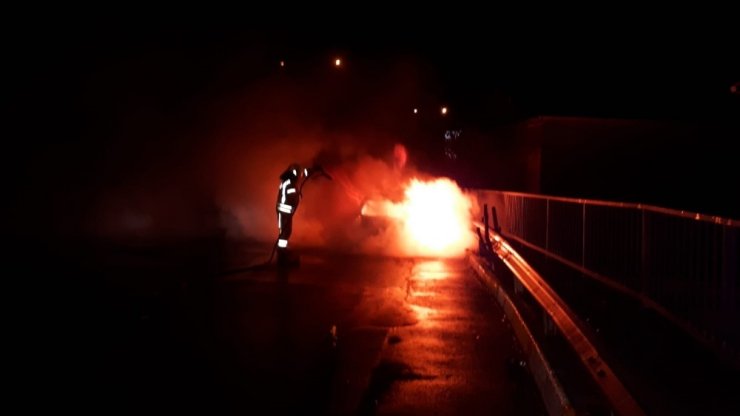 Alev topuna dönen otomobilden sürücüyü itfaiye çıkarttı