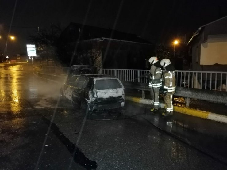 Alev topuna dönen otomobilden sürücüyü itfaiye çıkarttı