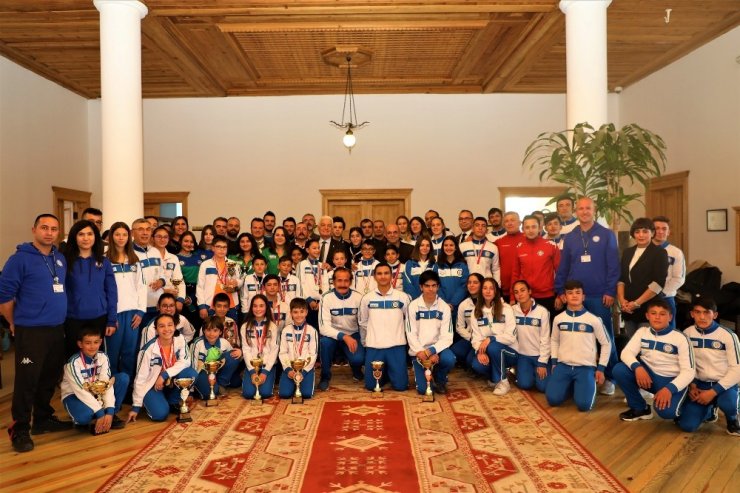 Büyükşehir sporcularından Başkan Gürün’e ziyaret