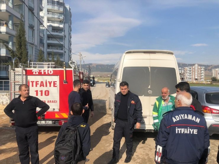 Minibüsün altında kalan kadın yaralandı