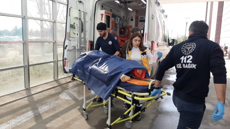 Minibüsün altında kalan kadın yaralandı