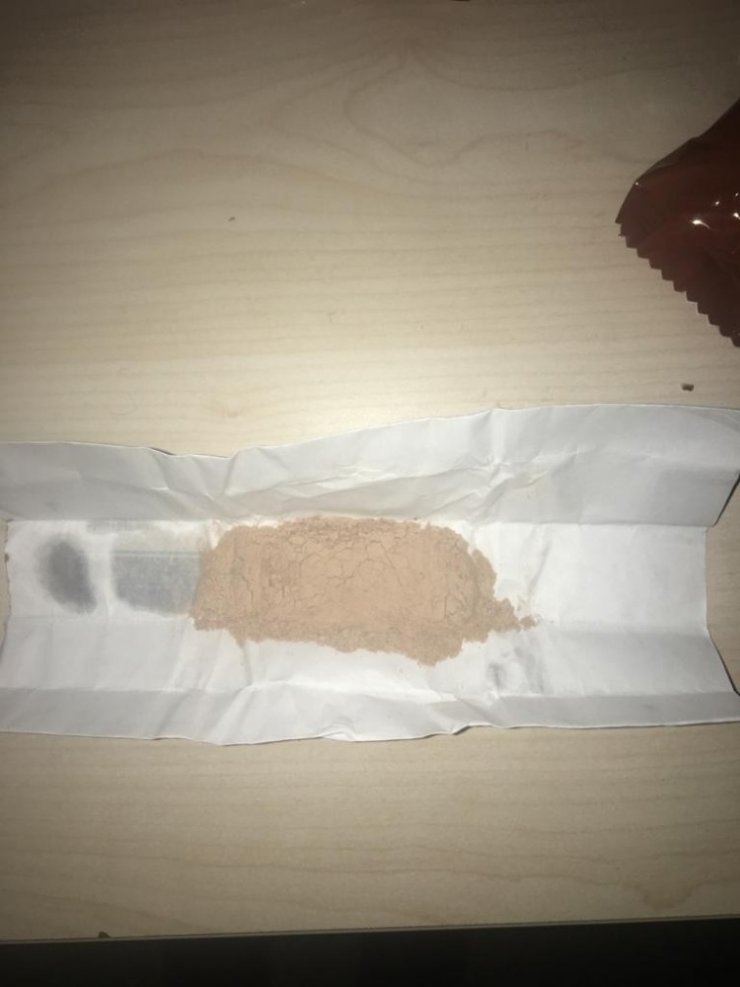 Kek paketinden uyuşturucu çıktı