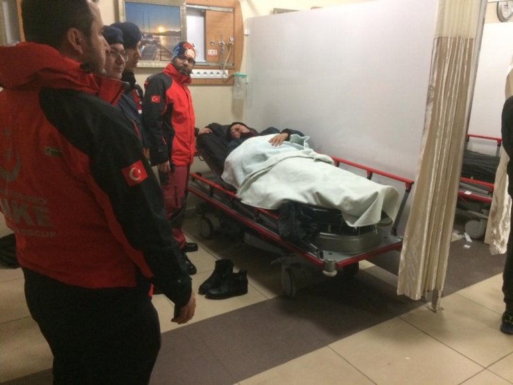 Kara saplanan kepçe operatörünü AFAD ve UMKE kurtardı