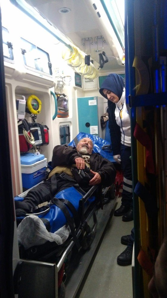 Köprüden dereye düşen yaşlı adamı itfaiye kurtardı