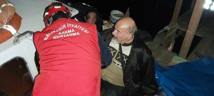Köprüden dereye düşen yaşlı adamı itfaiye kurtardı