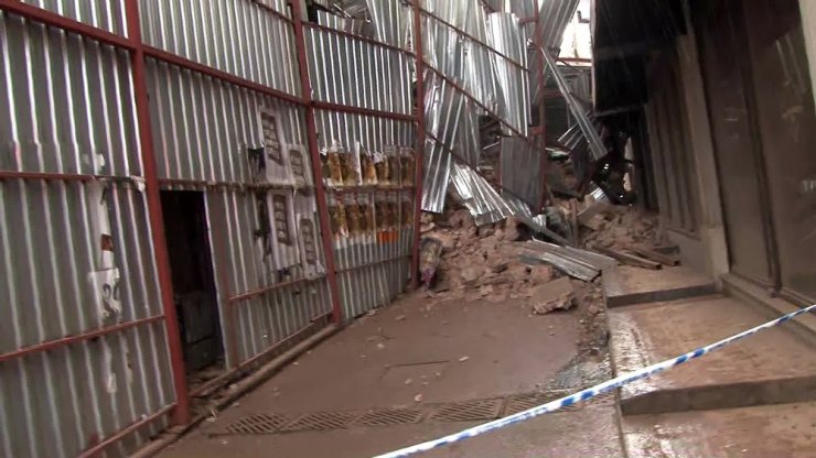 Beyoğlu’nda tadilat halindeki binada çökme meydana geldi