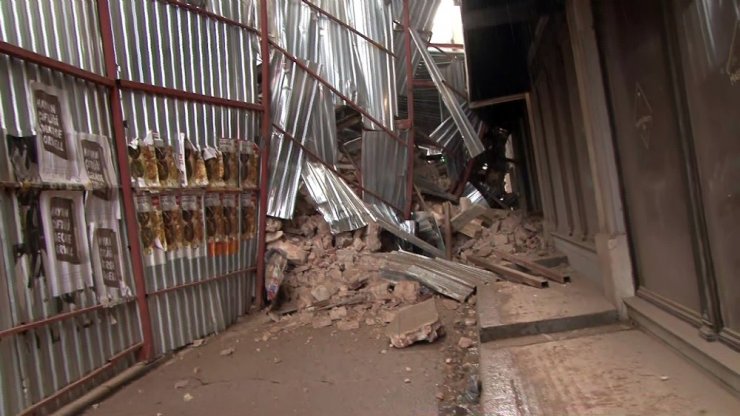 Beyoğlu’nda tadilat halindeki binada çökme meydana geldi