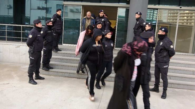 Narkotik baskınında gözaltına alınan 10 şüpheli adliyede