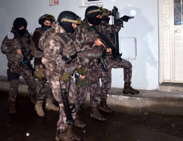 Narkotik baskınında gözaltına alınan 10 şüpheli adliyede