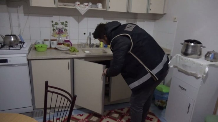 Bursa’da ’gaybubet evi’ baskını: 13 gözaltı